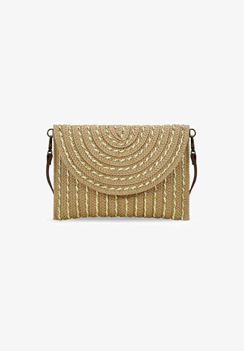 Bolso de mano de paja trenzada con un patrón circular en la solapa, en un color beige, con acentos dorados y una correa marrón desmontable.