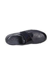 Scarpa slip-on nera e lucida con tomaia testurizzata, dotata di una larga striscia in Velcro e di una soletta sagomata. Fodera interna liscia e suola in gomma.