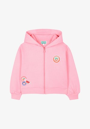 Roze zip-up hoodie van lichtgewicht stof met een capuchon, ribgebreide manchetten en geborduurde fruitpatches aan de voorkant.