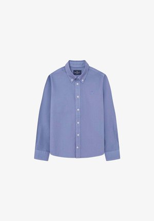 Camisa de botones azul claro con un cuello clásico, mangas largas y un pequeño logo bordado en el pecho. Textura de tela suave.
