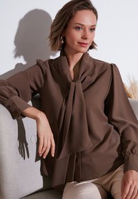 LELA REGULAR FIT - Blúzka so zapínaním na gombíky - brown