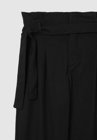 Pantaloni neri realizzati in tessuto morbido con una vita alta, caratterizzati da un dettaglio con nodo in cintura e pieghe per una maggiore texture.