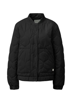 Zwarte doorgestikte jas met drukkers, twee voorzakken, elastische manchetten en een ronde kraag, weergegeven op een witte achtergrond.