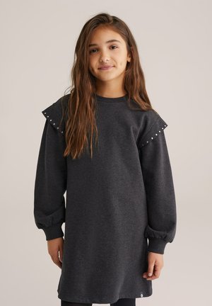 Abito in sweatshirt grigio con maniche a sbuffo, bottoni decorativi sulle spalle e polsini a costine. Tessuto morbido con una vestibilità rilassata.