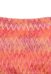 Tessuto lavorato a maglia con un motivo a zigzag in tonalità vivaci di rosa, arancione e giallo. Texture liscia con lievi riflessi brillanti.