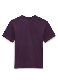 Camiseta de manga corta en púrpura profundo, hecha de una tela suave. Presenta un escote redondo y un diseño trasero sencillo y sin adornos.