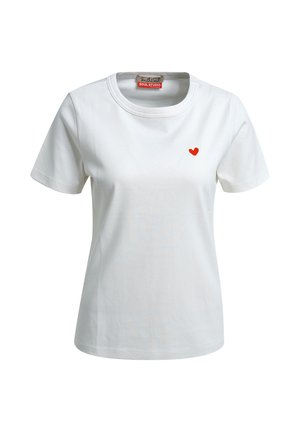 Weißes T-Shirt mit kurzen Ärmeln, rundem Halsauschnitt und einem kleinen roten Herzen, das auf der linken Brust aufgestickt ist.