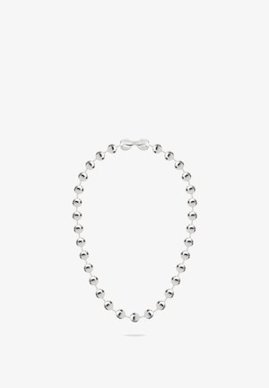 Sølvfarvet metalperlekæde med cylindrisk lås, arrangeret i en løkke på en hvid baggrund.