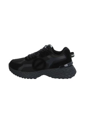 Czarny sportowy sneaker z teksturowaną podeszwą, siateczkową i zamszową cholewką, sznurowany i z pętelką z tyłu z białym logo.