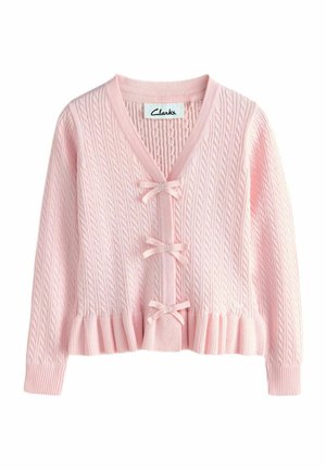 Hellrosa gestrickte Strickjacke mit Zopfmuster, drei Schleifen vorne, gerippte Bündchen und Peplum-Saum. Markenetikett „Clarks“ im Inneren des Kragens.