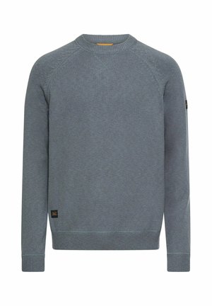 Jasnoniebieski sweter z okrągłym dekoltem, rękawami raglanowymi, ściągaczem na dole i przy mankietach, wykonany z dzianiny, z małą metką marki.