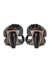 I tacchi open-toe in pelle nera presentano un tallone arrotondato e una parte superiore morbida e arricciata. La suola ha una texture liscia con un colore a contrasto.