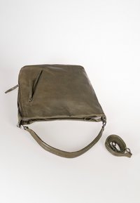 Grüne Lederhandtasche mit glatter Textur, rechteckiger Form, mit einer vorderen Reißverschlusstasche und einem abnehmbaren Trageriemen.