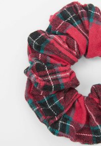 Czerwono-czarna gumka do włosów w kratę wykonana z miękkiego materiału, charakteryzująca się marszczonym wzorem i kontrastem między częścią w kratę a jednolitą.