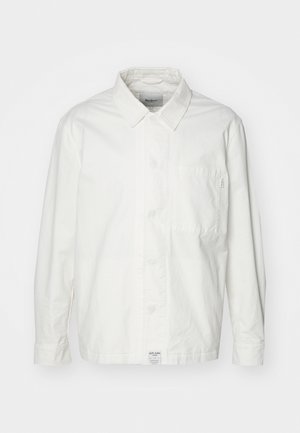 Camisa branca de botão, feita de algodão, com colarinho clássico, mangas longas e um único bolso no peito. Tecido suave, design simples.