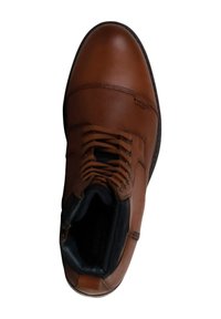 Bota de cuero marrón con cordones, con un collar acolchado negro y punta redonda, mostrada desde una vista superior sobre un fondo blanco.
