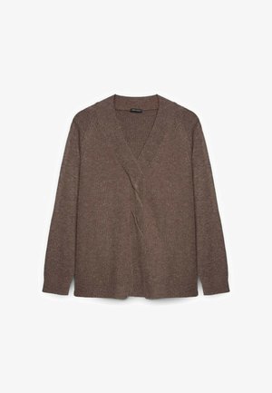 Hnědý pletený svetr s dlouhými rukávy a výstřihem do V, položený na bílém pozadí.