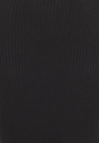 Tissu côtelé noir avec des lignes de texture verticales, espacées uniformément et cohérentes dans le motif sur toute la surface.