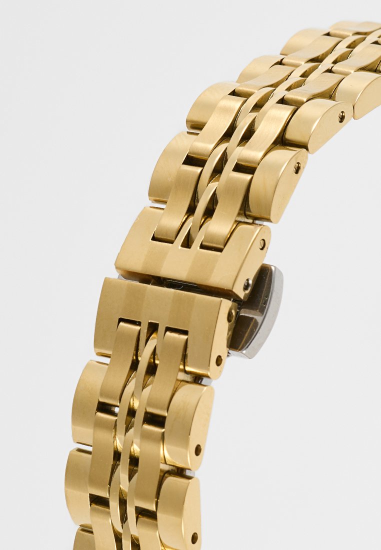 Bracelet de montre en métal doré avec des maillons rectangulaires entrelacés, texture lisse, et une boucle en argent. Présente une finition polie sans motifs supplémentaires.