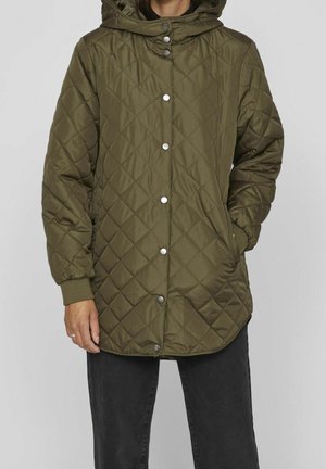 Chaqueta acolchada de color verde oliva con capucha, botones a presión, puños elásticos y tejido texturizado. Presenta un diseño de longitud media y bolsillos laterales.