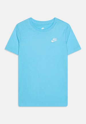 Jasnoniebieska koszulka Nike z krótkim rękawem, białym logo Nike na lewej piersi, okrągłym dekoltem i prostym fasonem.