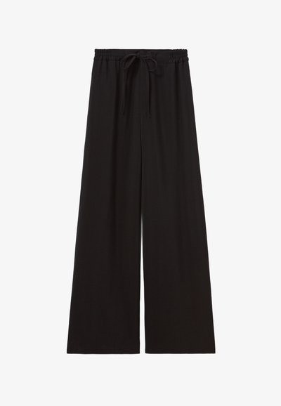 Pantalons larges noirs en tissu doux, avec une taille élastique et un cordon de serrage. Aucun motif ou détail supplémentaire présent.