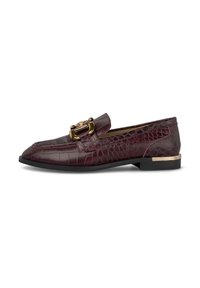 Mocassin en cuir bordeaux foncé avec motif crocodile, détail de boucle dorée et petit talon noir avec accent doré.