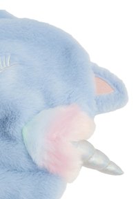 Niebieska pluszowa zabawka w kształcie jednorożca z różowym uszkiem z tkaniny i błyszczącym, irydyscentnym rogiem. Miękka tekstura z pastelowym futerkiem na ogonie.