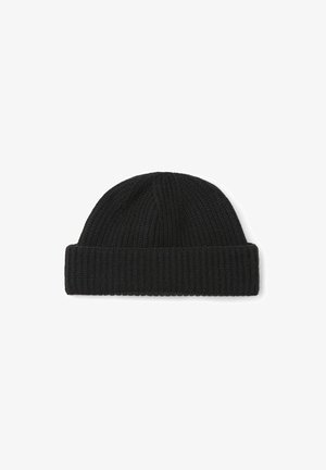 Czarna, prążkowana czapka beanie z podwiniętym mankietem, wykonana z dzianiny, z fakturowanym wzorem i okrągłym kształtem na górze.