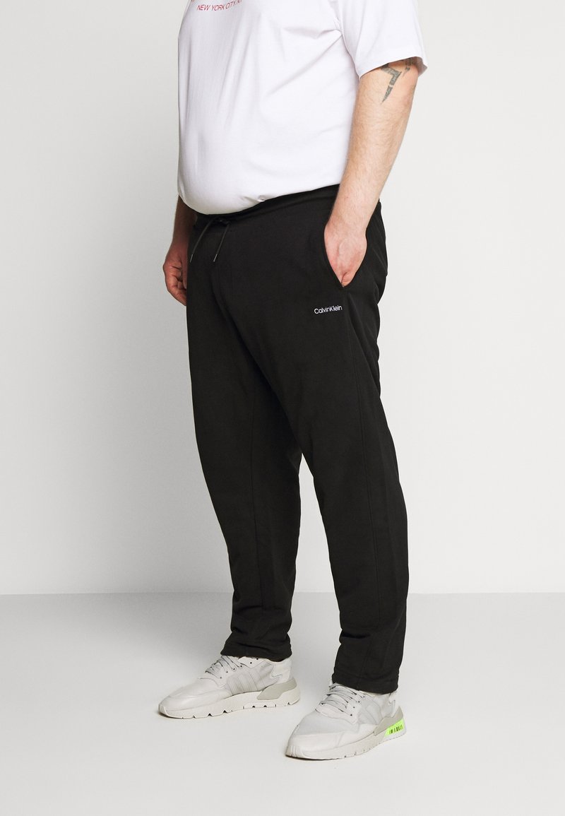 Calvin Klein LOGO EMBROIDERY - Pantalon de survêtement ...