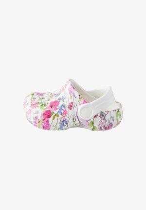 Zoccolo con motivo floreale su sfondo bianco, caratterizzato da fiori rosa e viola. Realizzato in materiale sintetico, ha una forma arrotondata e una cinghia sul retro.