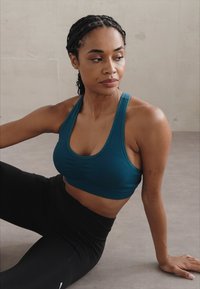 Puma 4KEEPS SHAPELUXE SEAMLESS - Sujetadores deportivos con sujeción media - cold green