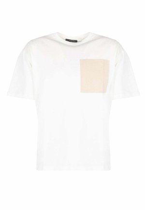 Hvid bomulds t-shirt med korte ærmer og en rektangulær beige lomme på venstre side. Rund halsudskæring, klassisk pasform.