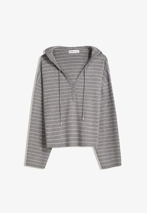 Chemise grise à manches longues avec capuche, fines rayures horizontales blanches, col en V avec trois boutons et cordons à la capuche.