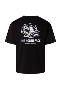 Sort T-shirt med hvid grafik af en person, der camperer ved et telt og bål, holder en kop, med teksten "THE NORTH FACE" og "NEVER STOP EXPLORING".