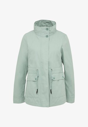 Šviesiai žalia naudingųjų drabužių striukė su aukštu apykakle, užsegimais-šilkiniais, raišteliu liemeniui ir dviem priekinėm kišenėm. Pagaminta iš minkštos, tekstūruotos medžiagos.