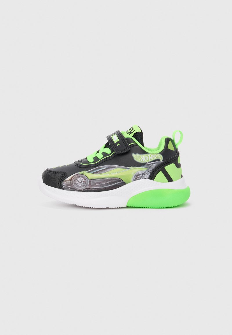 Sneaker nero e verde neon con un design lucido a tema auto, parte superiore testurizzata, cinturino regolabile e suola in gomma con un accento verde brillante.