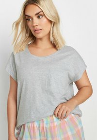 Grijze t-shirt met korte mouwen en een ronde halslijn, voorzien van een klein voorzakje, gecombineerd met pastelgekleurde, geruite pyjama's.