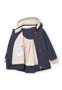 Donkerblauwe winterjas voor kinderen met beige fleece voering, capuchon, geribbelde manchetten en label van technische prestatiestof aan de binnenkant.