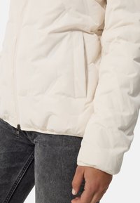 CASH-MERE PADDED MIT KAPUZE - Vinterjacka - off white