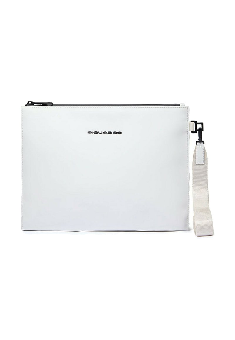 Borsa piatta bianca e liscia in materiale sintetico con cerniera nera e interno grigio. Dotata di tracolla beige rimovibile e logo in rilievo.