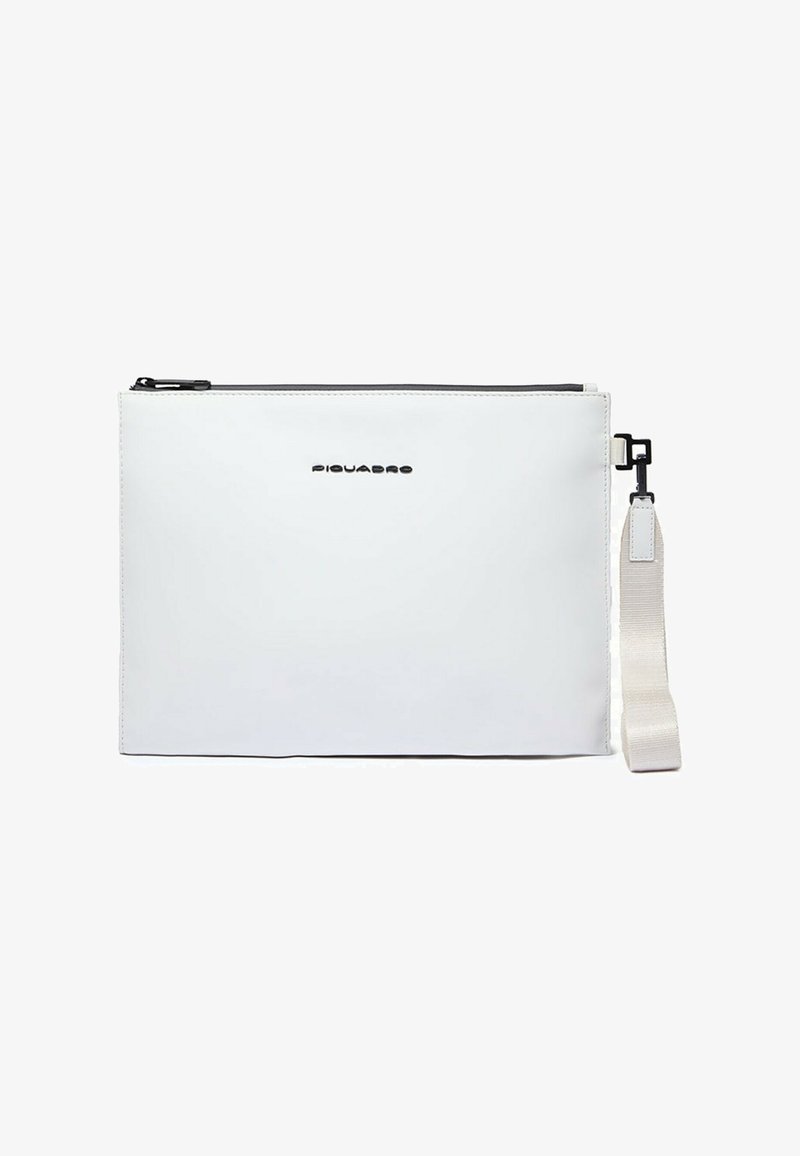 Borsa piatta bianca e liscia in materiale sintetico con cerniera nera e interno grigio. Dotata di tracolla beige rimovibile e logo in rilievo.