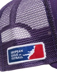 Violetinė tinklinė kepuraitė su balta siuvinėta etikete, papuošta mėlynais ir raudonais akcentais, ant kurios yra užrašas "EUROPEAN LEAGUE OF FOOTBALL" ir siluetas.
