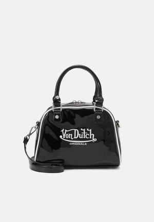 Glänzende schwarze Handtasche mit Doppelgriffen und abnehmbarem Riemen, mit weißem "Von Dutch Originals" Logo vorne.