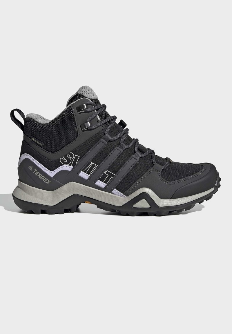 Chaussure de randonnée Adidas Terrex noire et grise avec une tige en mesh et synthétique, une semelle durable et une fermeture à lacets, vue de côté.