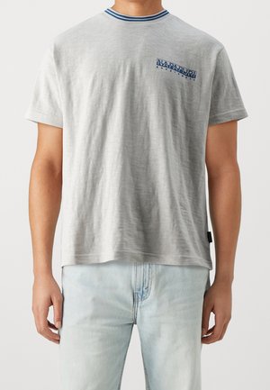 Jasnoszara koszulka z krótkim rękawem z niebieskim ściągaczem przy okrągłym dekolcie. Posiada niebieski nadrukowany logo na lewej piersi. Miękka tekstura materiału.