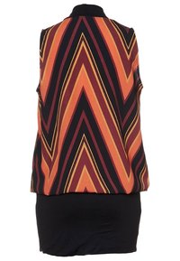 Ärmelloses Top mit einem lebhaften Chevron-Muster in Orange, Schwarz und Burgunderrot. Aus weichem Stoff; hat einen hohen Ausschnitt und eine lockere Passform.