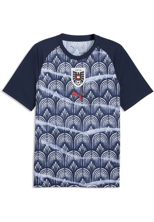Športový dres s krátkym rukávom v námorníckej modrej a bielej farbe s vzorom, s futbalovým erbom Rakúska a červeným logom Puma na hrudi.