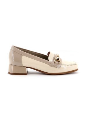 Mocassino in pelle verniciata beige con punta quadrata, tacco basso e dettagli hardware in tonalità oro sulla parte superiore. Texture liscia, design minimal.