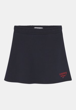Navyblauwe katoenen rok met een elastische tailleband, uitlopende ontwerp en rood 'tommy hilfiger' logo aan de onderkant voorzijde.